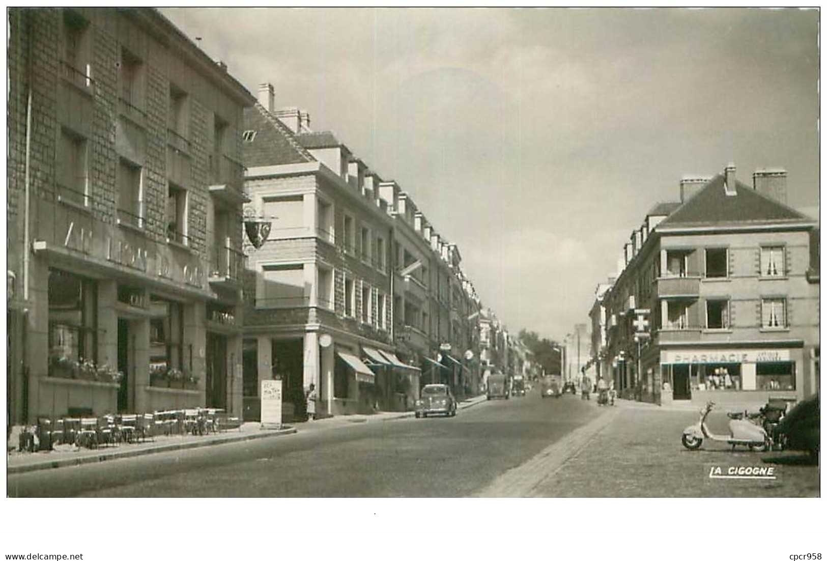 76.NEUFCHATEL EN BRAY.n°24657.LA GRANDE RUE.VESPA.CPSM - Neufchâtel En Bray