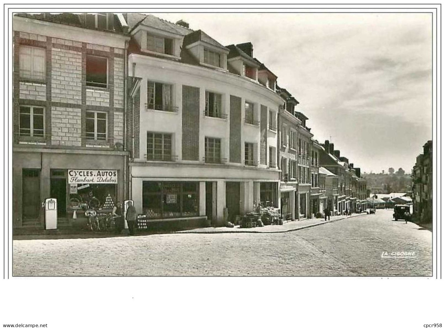 76.NEUFCHATEL-EN-BRAY.GRA NDE RUE.FAUSSE PORTE.POMPE A ESSENCE CPSM - Neufchâtel En Bray