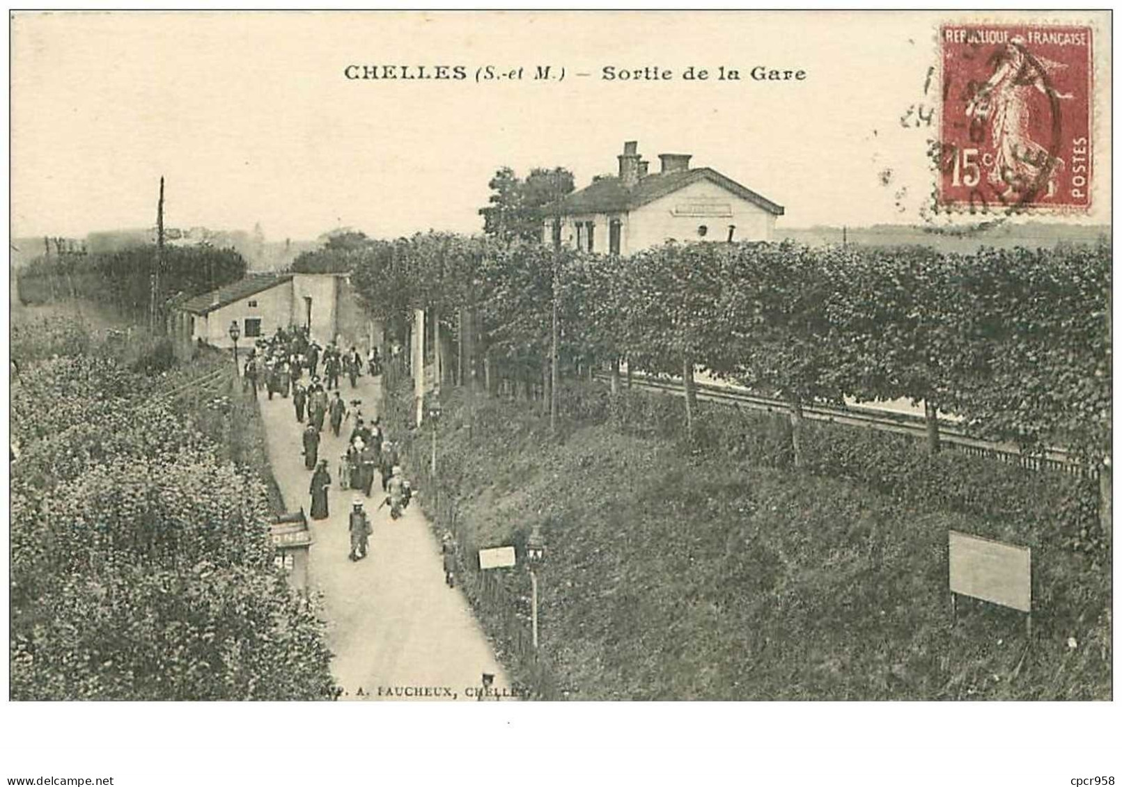 77.CHELLES.n°20276.SORTIE DE LA GARE - Chelles