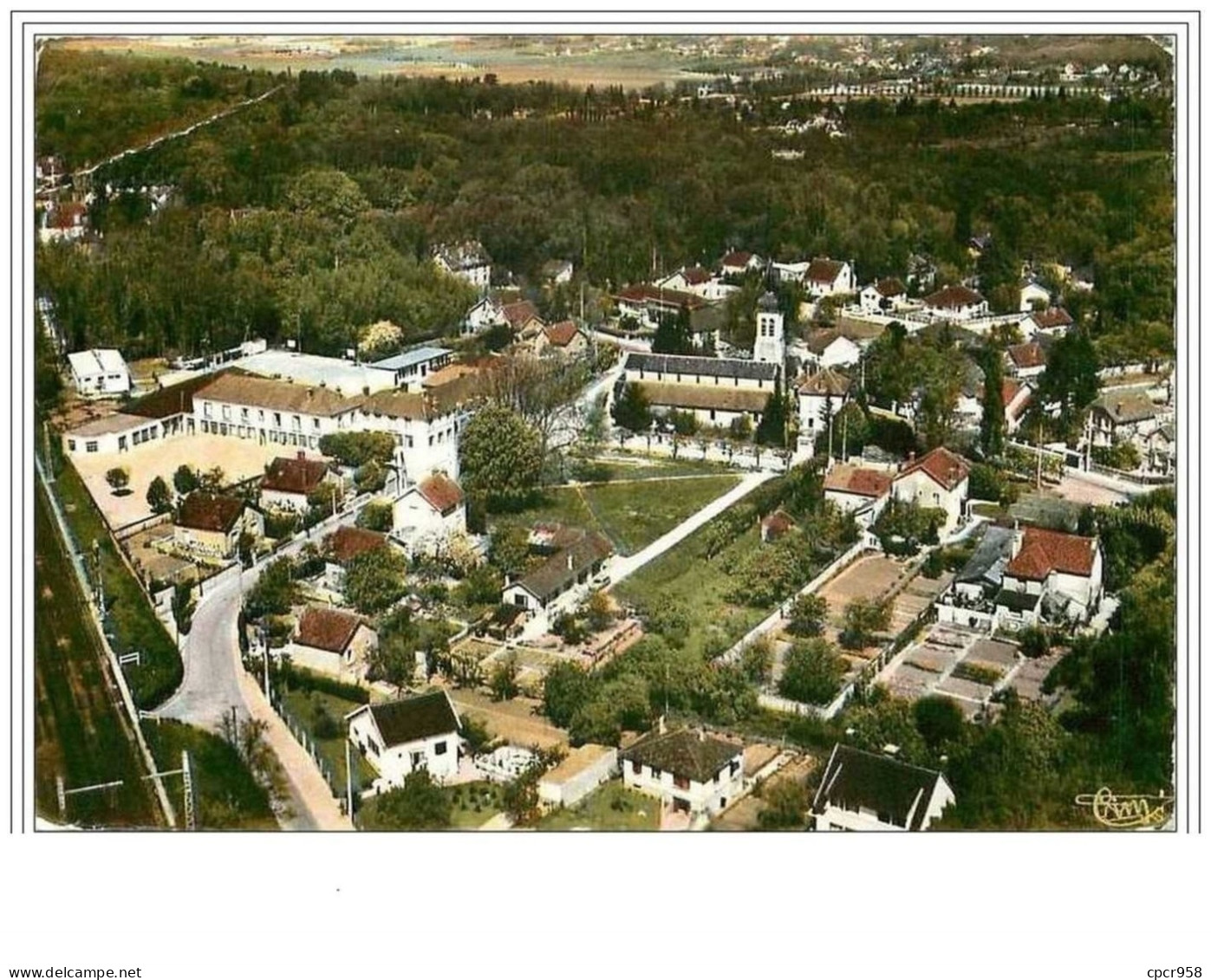 77.BOIS LE ROI.VUE AERIENNE SUR LE GROUPE SCOLAIRE ET L'EGLISE.CPSM - Bois Le Roi