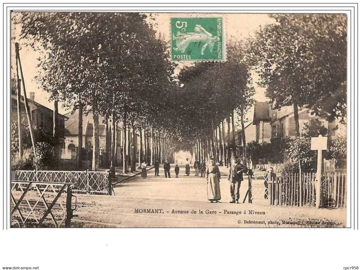 77.MORMANT.AVENUE DE LA GARE.PASSAGE A NIVEAU. - Mormant