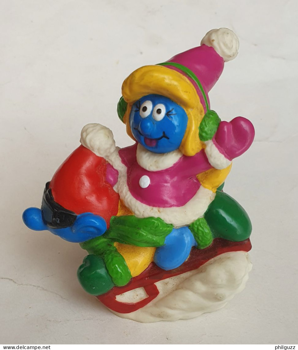 FIGURINE BOUCHON PRIME BIP 1997 SCHTROUMPF ET SCHTROUMPFETTE SUR UNE LUGE (2) - Schtroumpfs (Los Pitufos)