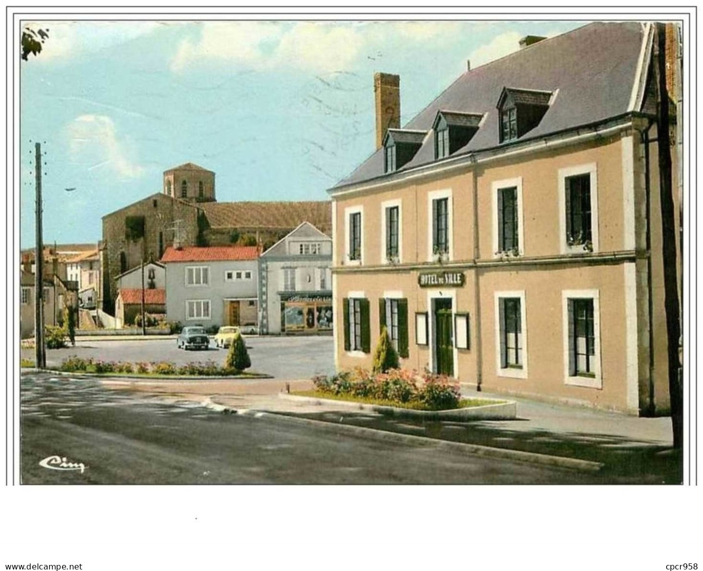 79.SECONDIGNY.L'HOTEL DE VILLE ET L'EGLISE.CPSM.PLIE - Secondigny