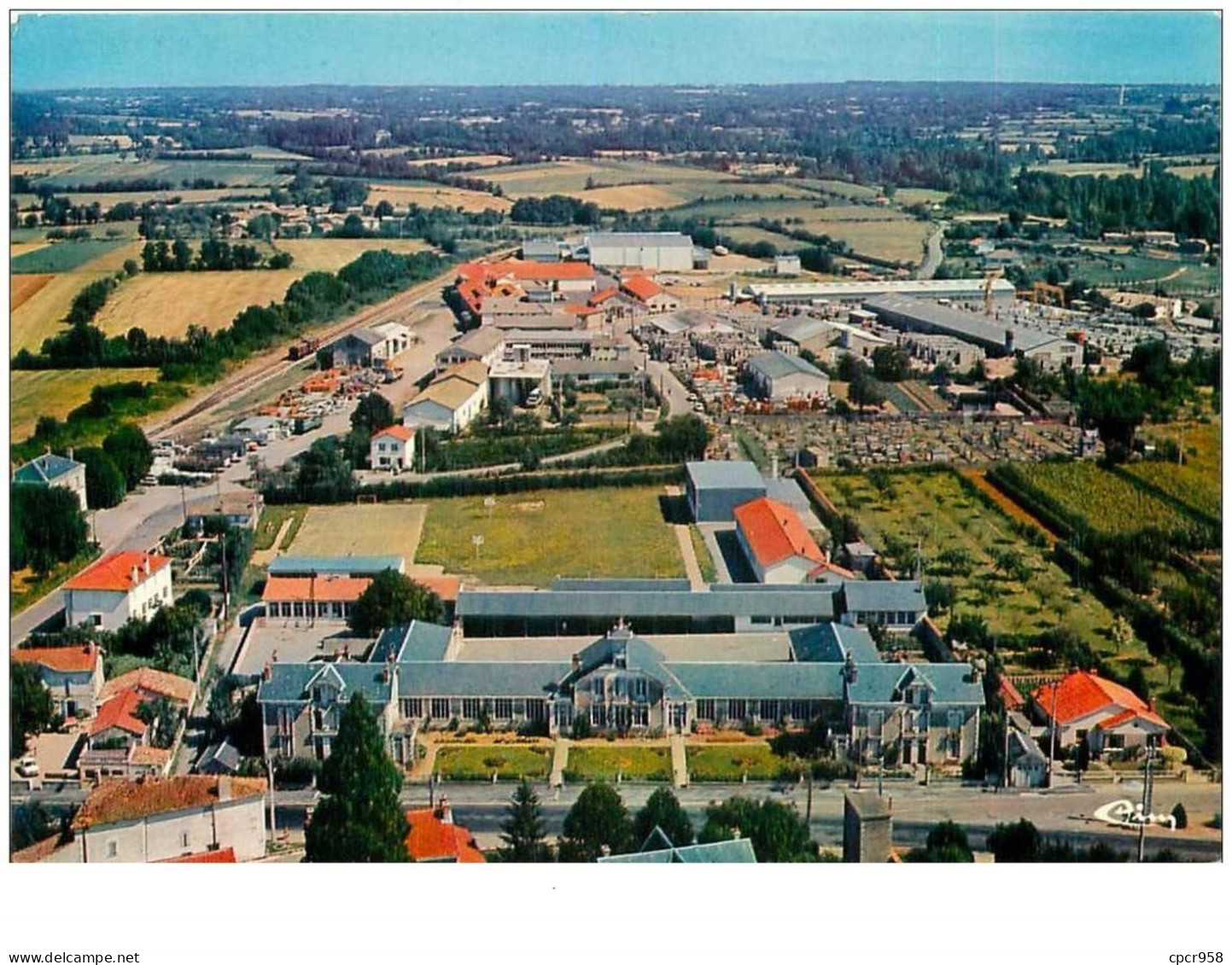 79.CELLES SUR BELLE.n°14158.VUE AERIENNE.LE GROUPE SCOLAIRE ET LE QUARTIER INDUSTRIEL.CPSM - Celles-sur-Belle