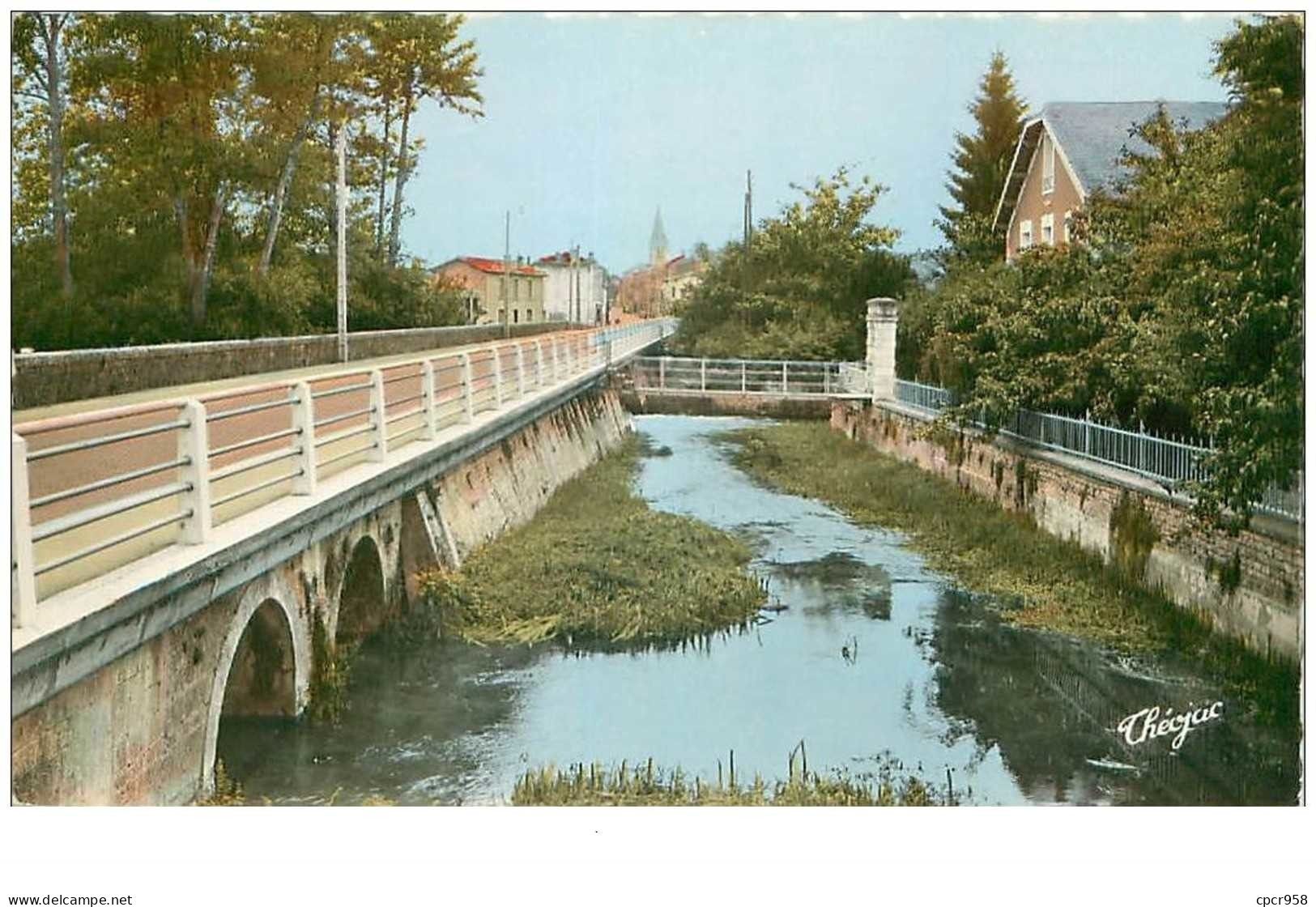 79.BRIOUX SUR BOUTONNE.n°23728.LES PONTS ET VUE GENERALE.CPSM - Brioux Sur Boutonne