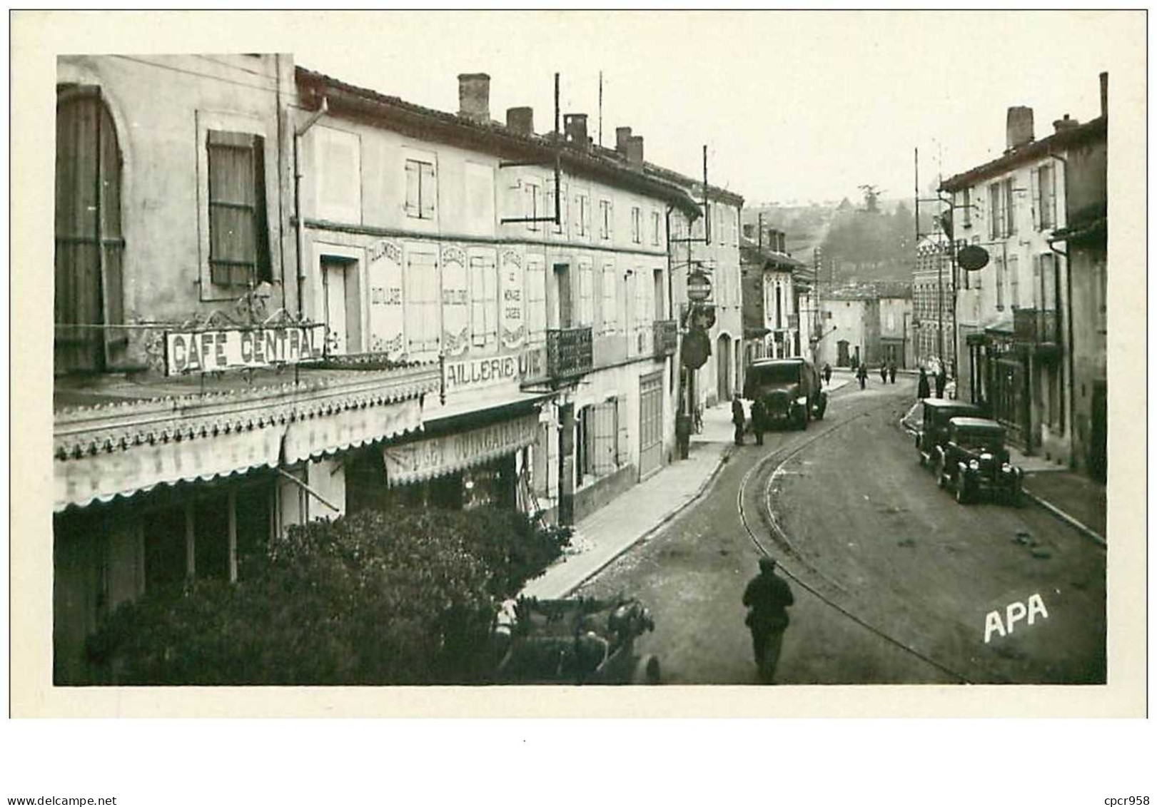 81.GRAULHET.n°20228.BOULEVARD GAMBETTA.CAFE CENTRAL.QUINCAILLERIE.VOITURES - Graulhet