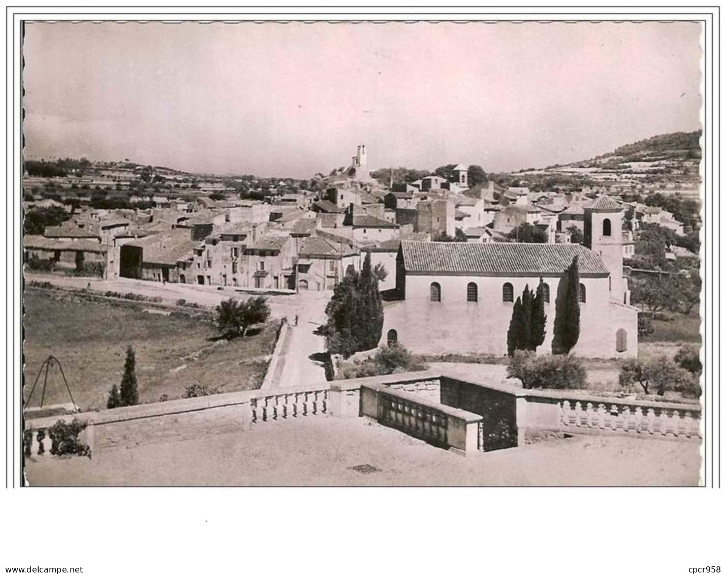 84.LOURMARIN.CHATEAU DE LOURMARIN.LE VILLAGE VU DES TERRASSES DU CHATEAU.CPSM. - Lourmarin