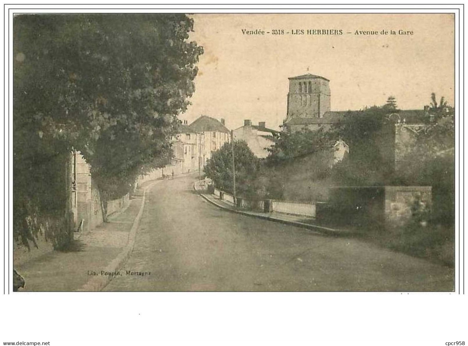 85.LES HERBIERS.AVENUE DE LA GARE.TACHE ET PLIE IMPORTANT - Les Herbiers