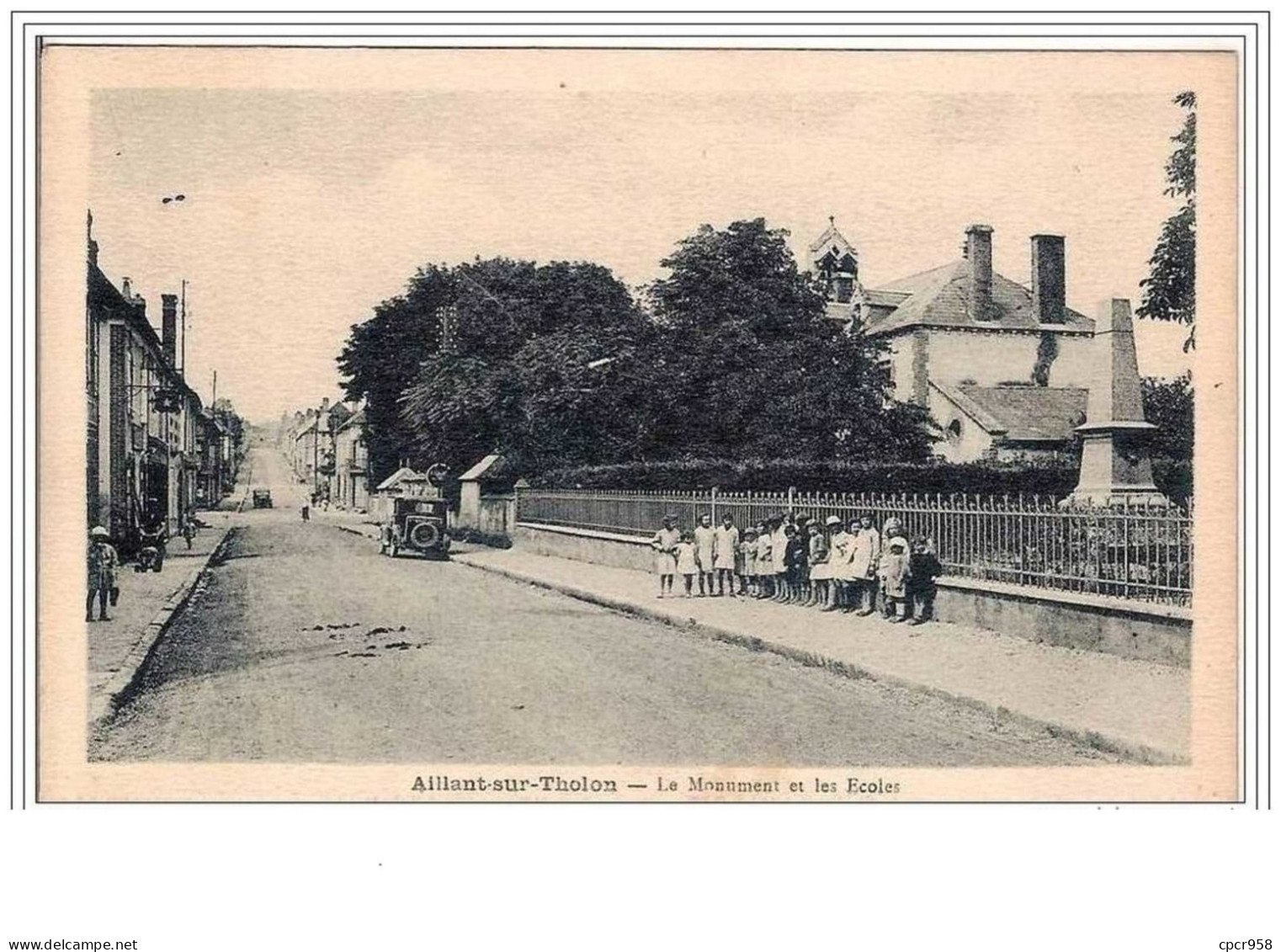 89.AILLANT-SUR-THOLON.LE MONUMENT ET LES ECOLES. - Aillant Sur Tholon