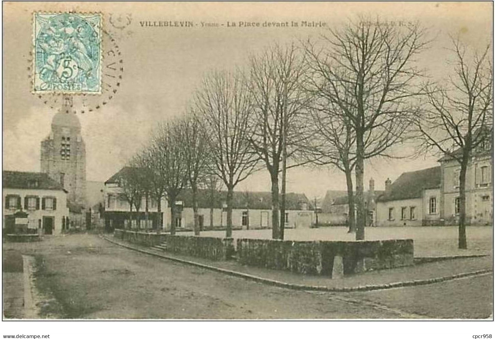 89.VILLEBLEVIN.LA PLACE DEVANT LA MAIRIE.DECHIRURE - Villeblevin