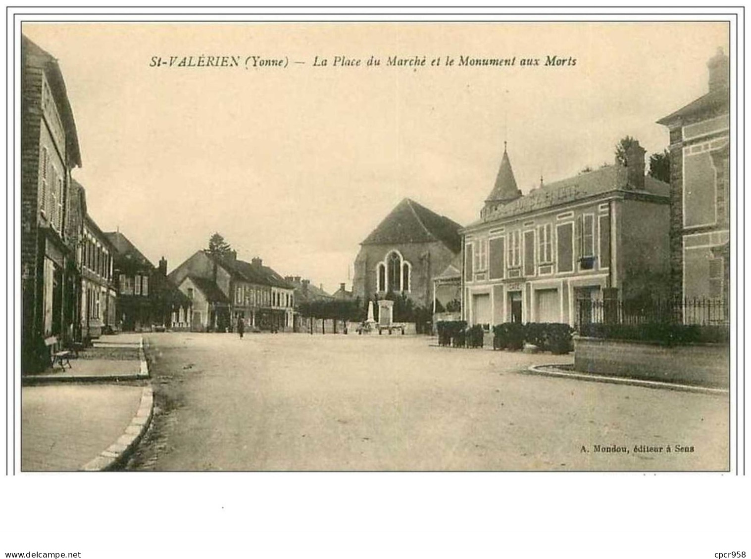 89.ST VALERIEN.LA PLACE DU MARCHE ET LE MONUMENT AUX MORTS.CAFE - Saint Valerien