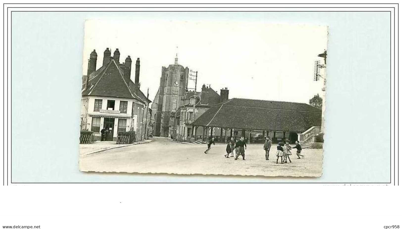 89.SEIGNELAY.EGLISE SAINT MARTIAL ET HALLES................... CPSM - Seignelay