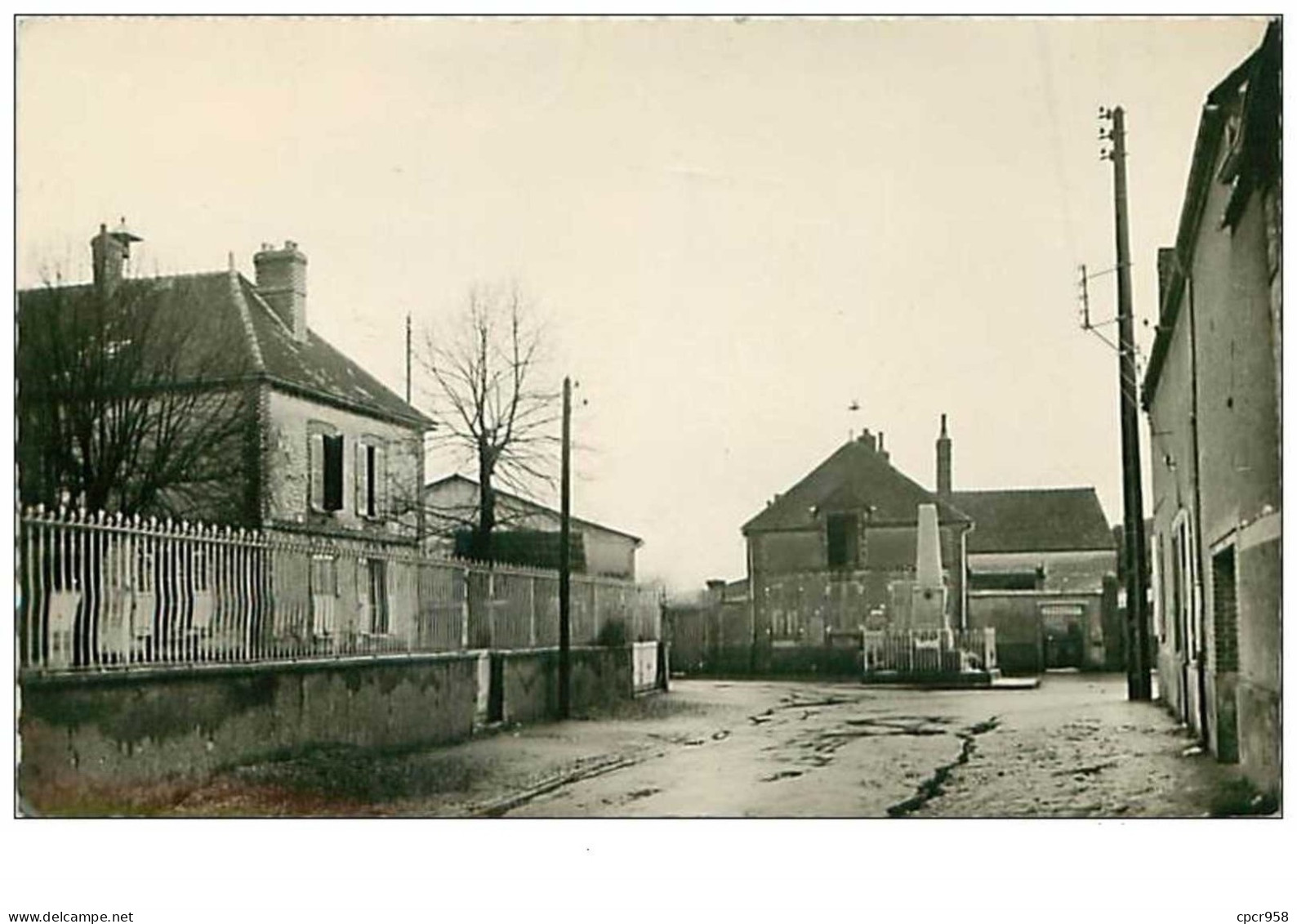 89.SAINT-CLEMENT.n°62.LA MAIRIE ET LE MONUMENT AUX MORTS.RARE.CPSM - Saint Clement