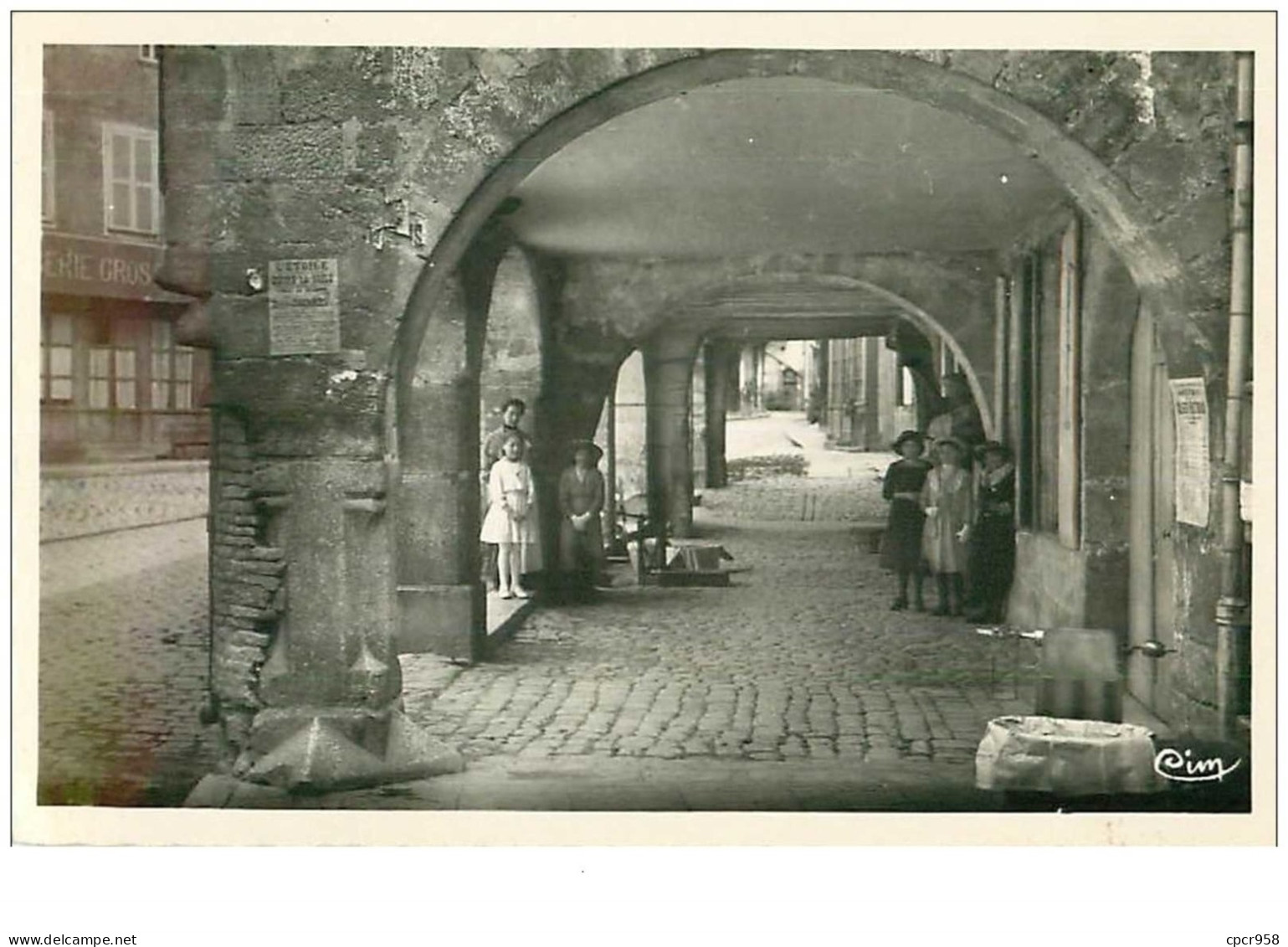 89.NOYERS SUR SEREIN.n°14184.LES HALLES ET LES PILIERS DU XIe SIECLE.CPSM - Noyers Sur Serein