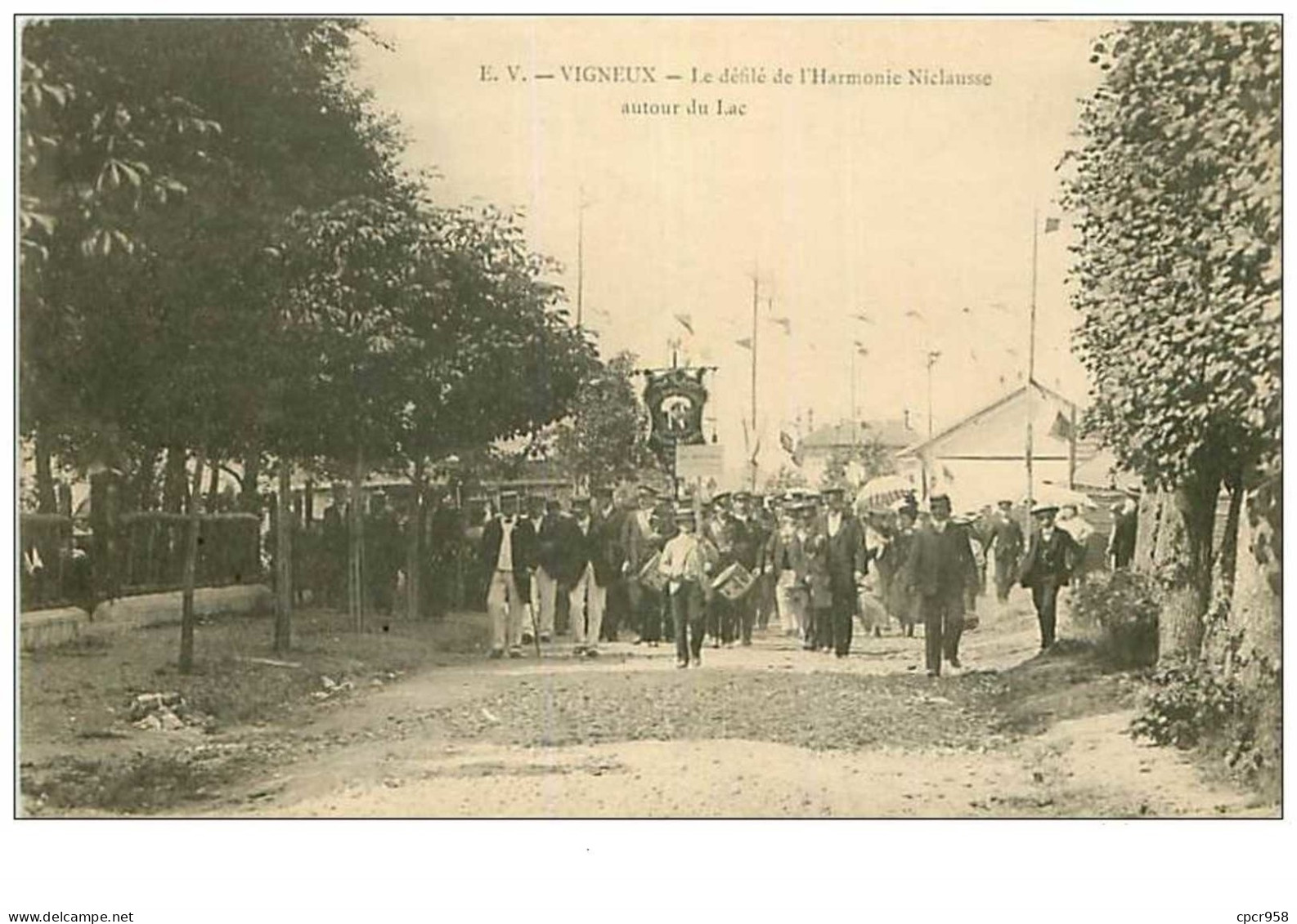 91.VIGNEUX.n°11.LE DEFILE DE L'HARMONIE NICLAUSSE AUTOUR DU LAC - Vigneux Sur Seine