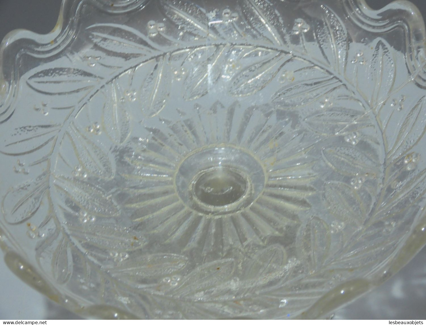 -ANCIEN COMPOTIER VERRE Moulé Avec Une GUIRLANDE De GUI Au Fond Déco Table    E - Vidrio & Cristal