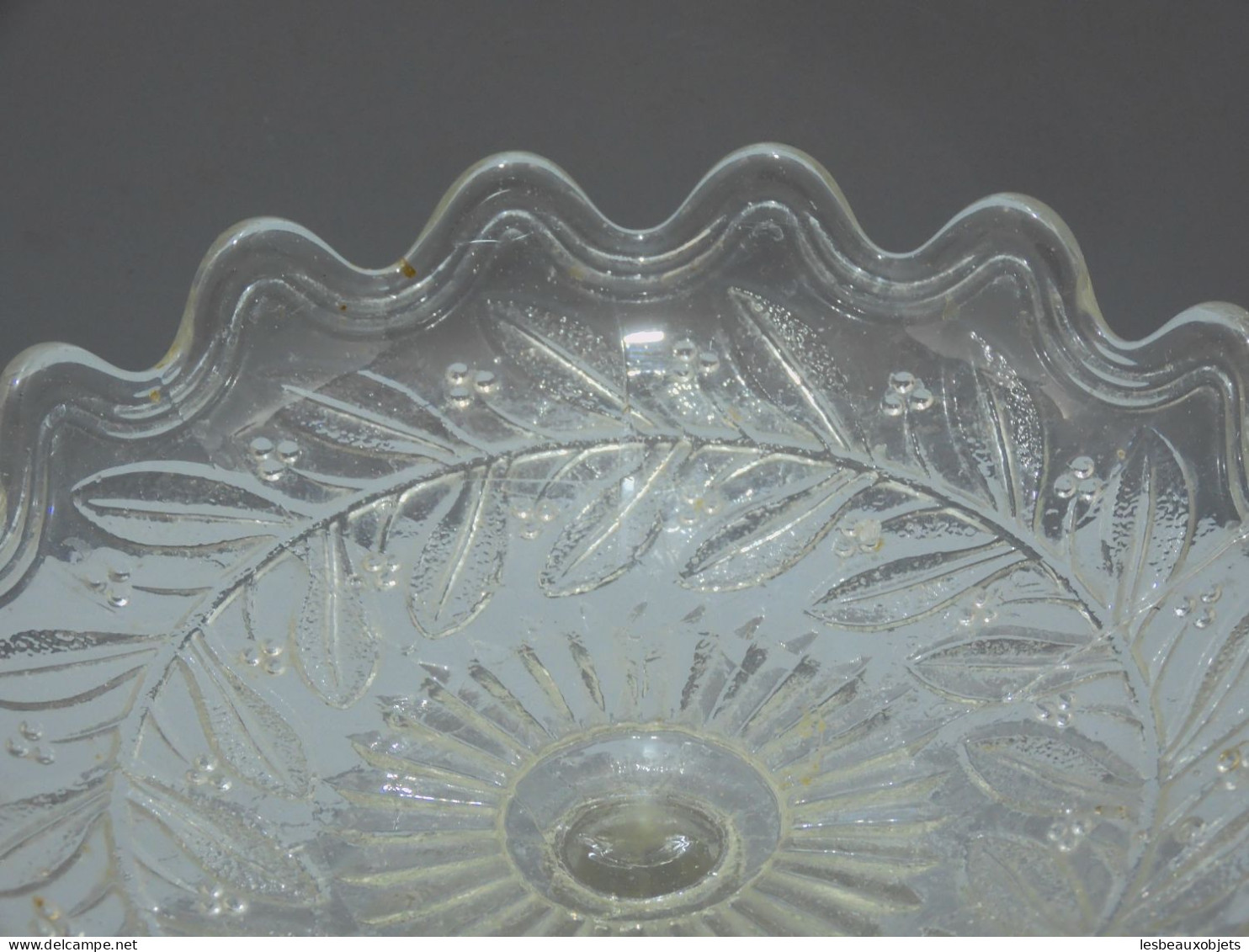 -ANCIEN COMPOTIER VERRE Moulé Avec Une GUIRLANDE De GUI Au Fond Déco Table    E - Verre & Cristal