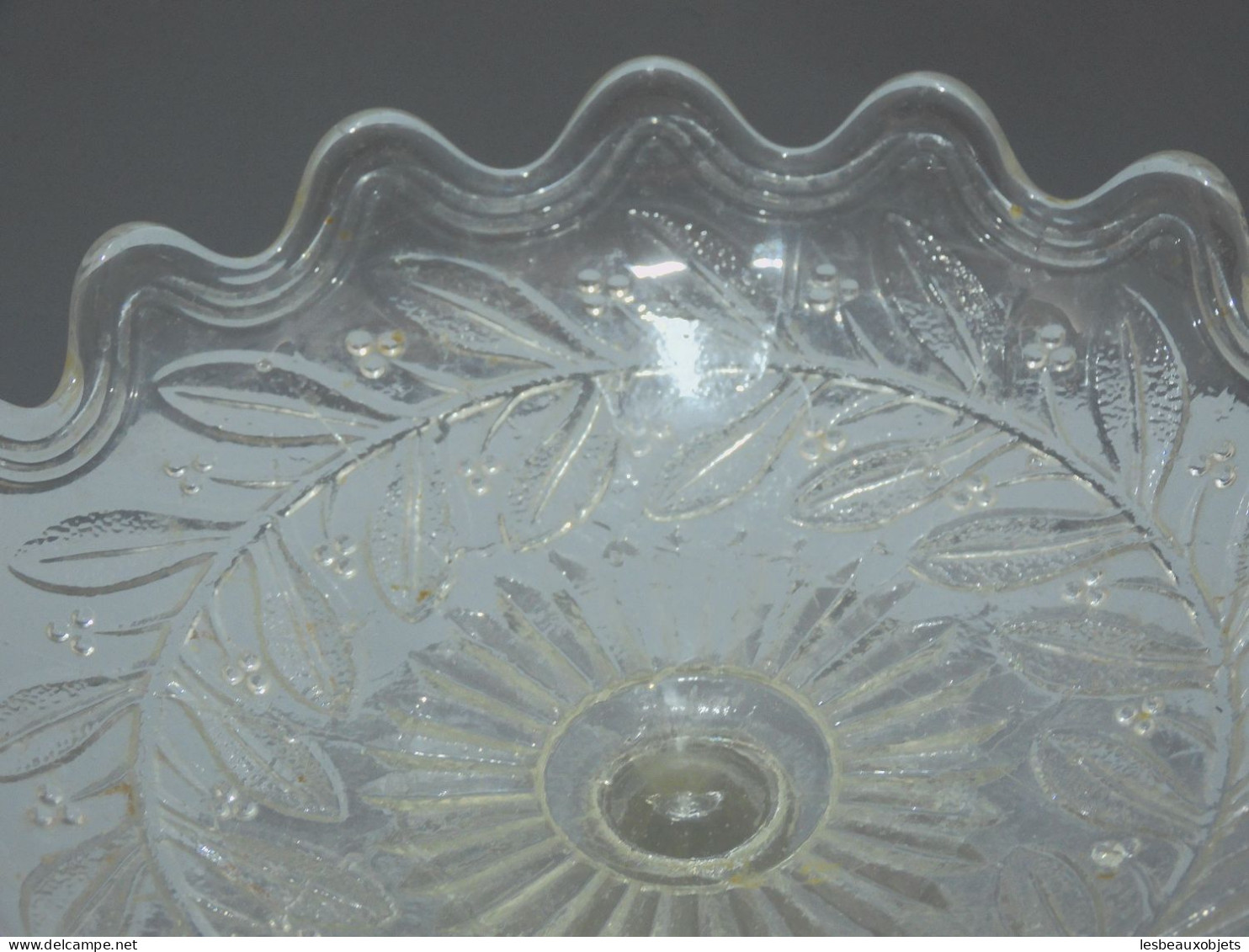 -ANCIEN COMPOTIER VERRE Moulé Avec Une GUIRLANDE De GUI Au Fond Déco Table    E - Glass & Crystal