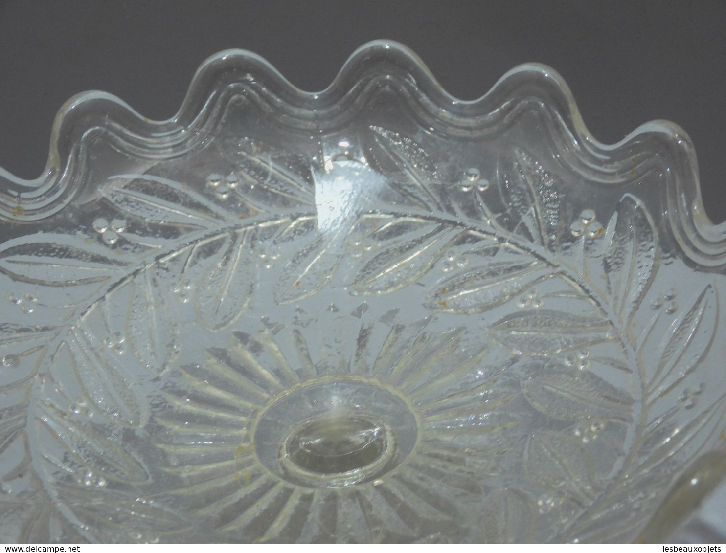 -ANCIEN COMPOTIER VERRE Moulé Avec Une GUIRLANDE De GUI Au Fond Déco Table    E - Glass & Crystal