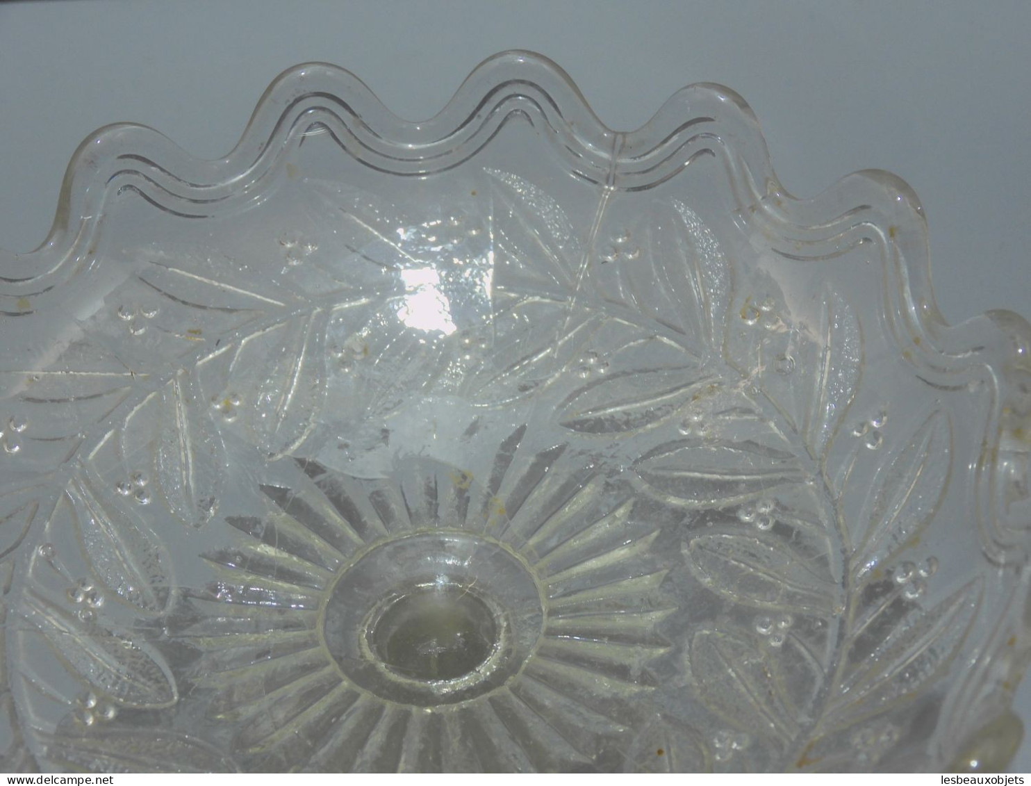 -ANCIEN COMPOTIER VERRE Moulé avec une GUIRLANDE de GUI au fond déco table    E