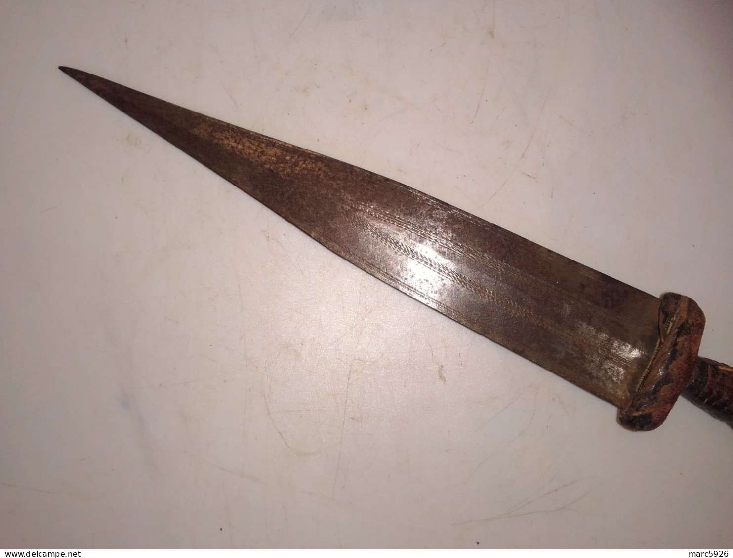 ANCIEN POIGNARD AFRICAIN RECOUVERT DE CUIR ECT .... - Knives/Swords