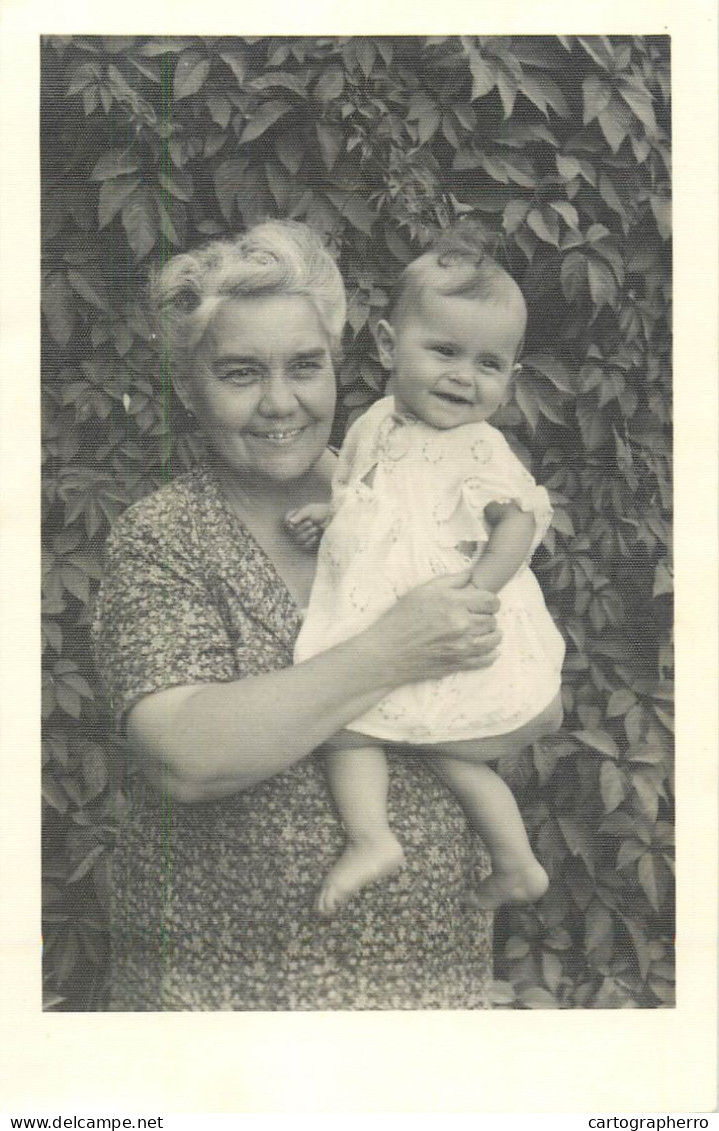 Children And Family Groups Portraits And Scenes Souvenir Photo 1943 Bunesti Romania Grandma And Baby - Groupes D'enfants & Familles