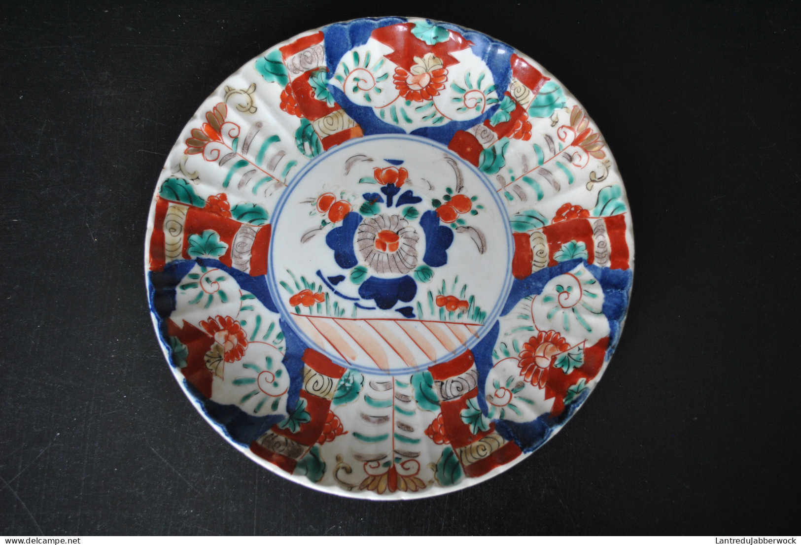 Assiette 22 Cm De Diamètre En Porcelaine Polychrome Japonaise D'Imari - Sans Marque - Japon Fin XIXè - Otros & Sin Clasificación