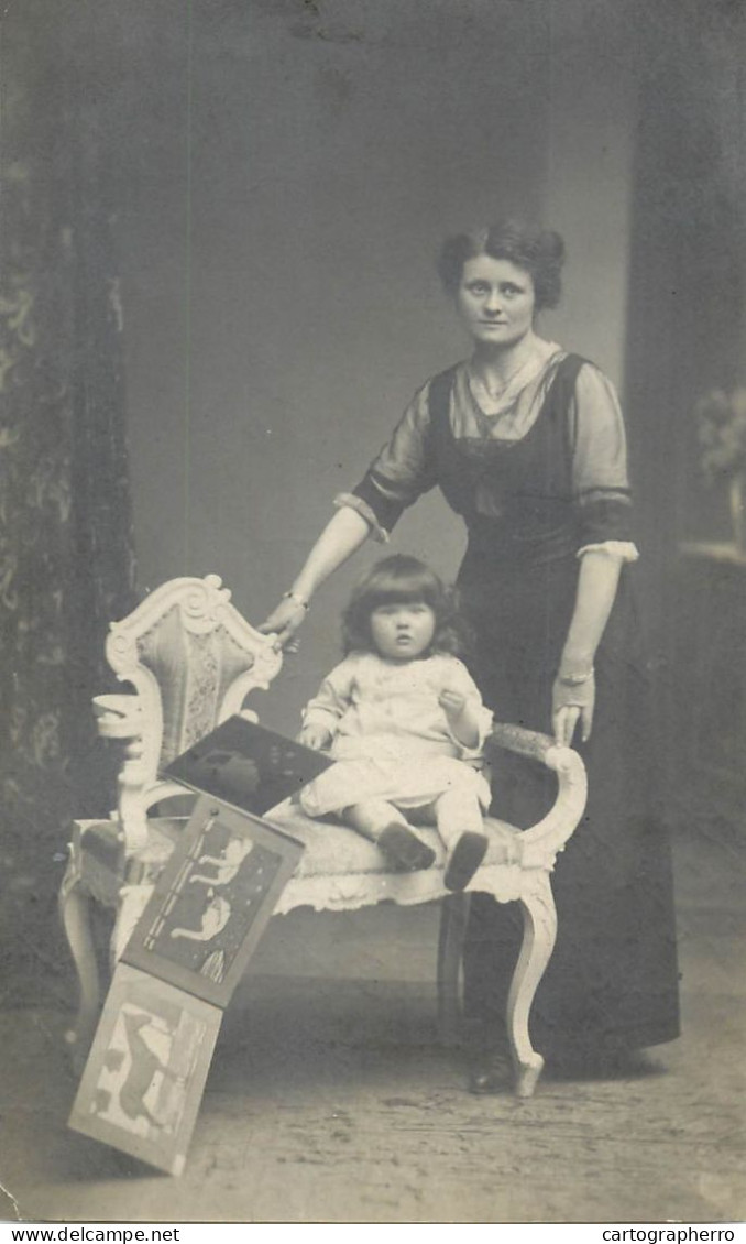 Children And Family Groups Portraits And Scenes Souvenir Photo Mother And Child - Groupes D'enfants & Familles