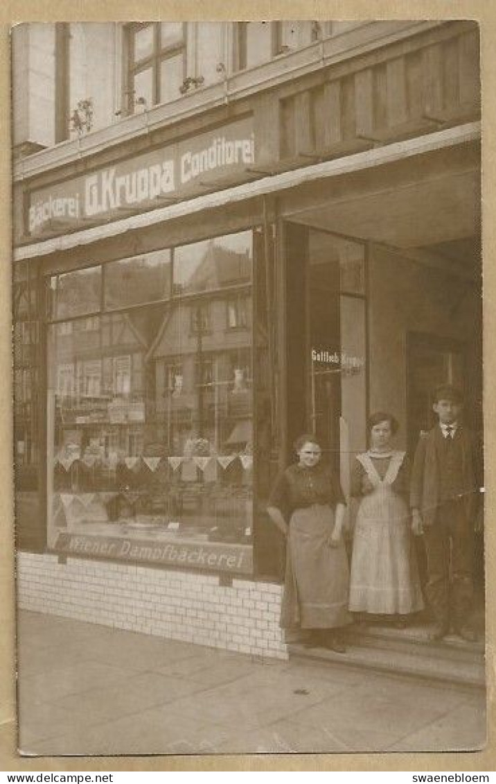 DE.- DUITSLAND. WIENER DAMPFBÄCKEREI GOTTLIEB KRUPPA CONDITOREI. PHOTO: GEORG MAUERER, HAMBURG, SCHMIEDESTR. 6 - Geschäfte