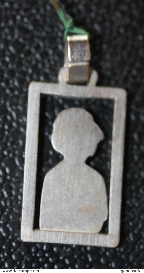 Pendentif Médaille Représentant Une "Garçonne Années 20 (crop)" Années Folles - Hangers