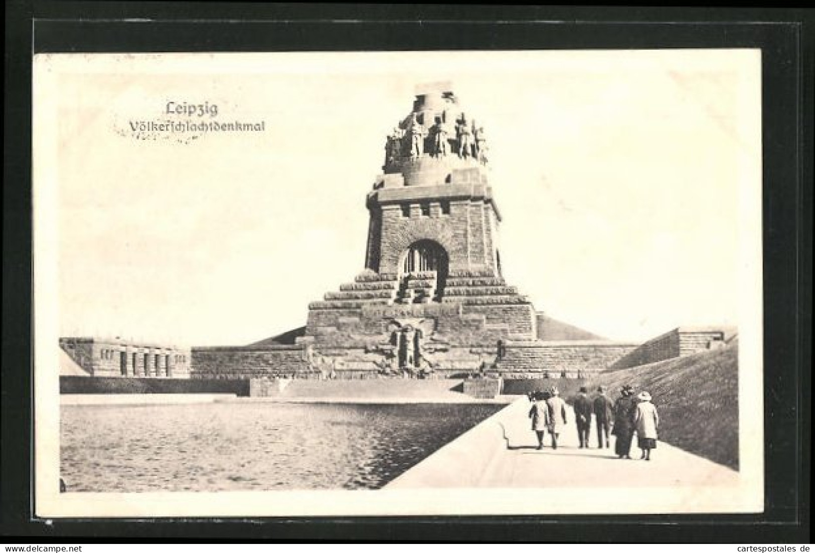 AK Leipzig, Völkerschlachtdenkmal, Besucher Auf Dem Weg Zum Denkmal  - Monumenti