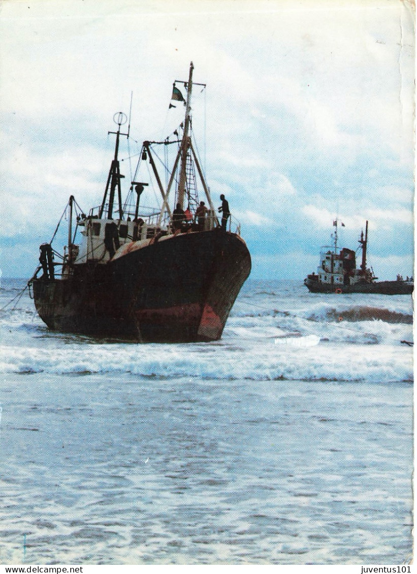 CPSM Bateau De Pêche-Timbre        L2838 - Fishing Boats