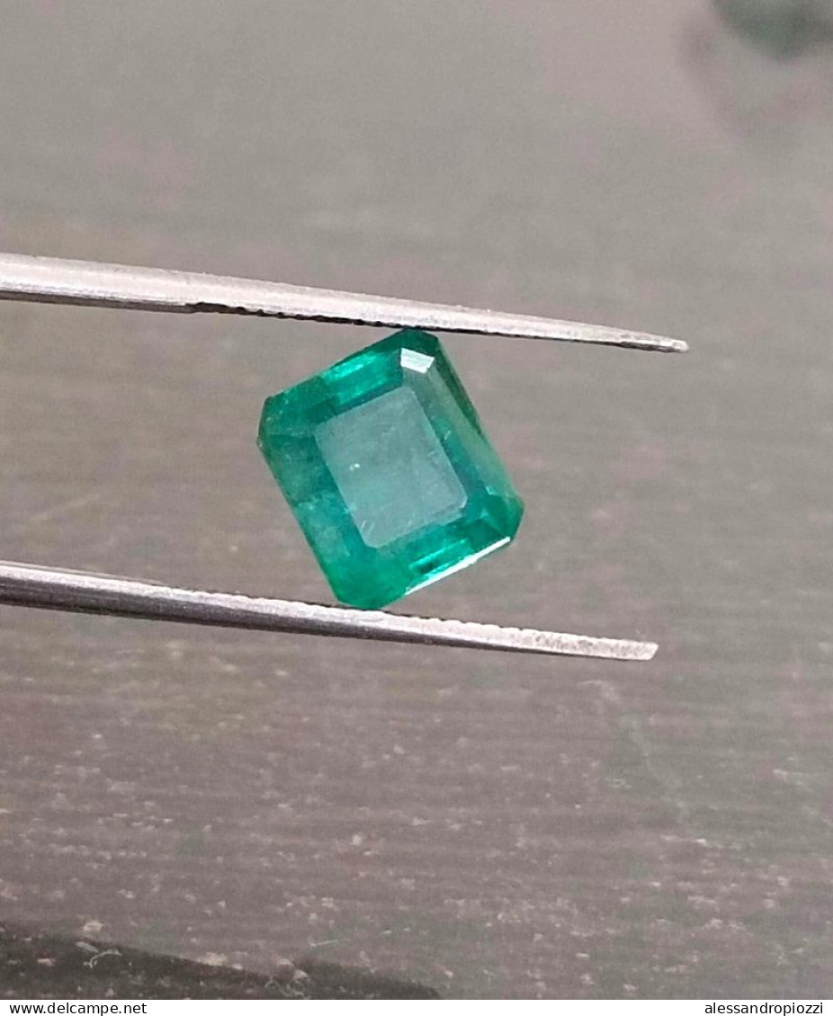 Smeraldo dello Zambia certificato IGI da 2,79 ct, pietra preziosa naturale al 100%.