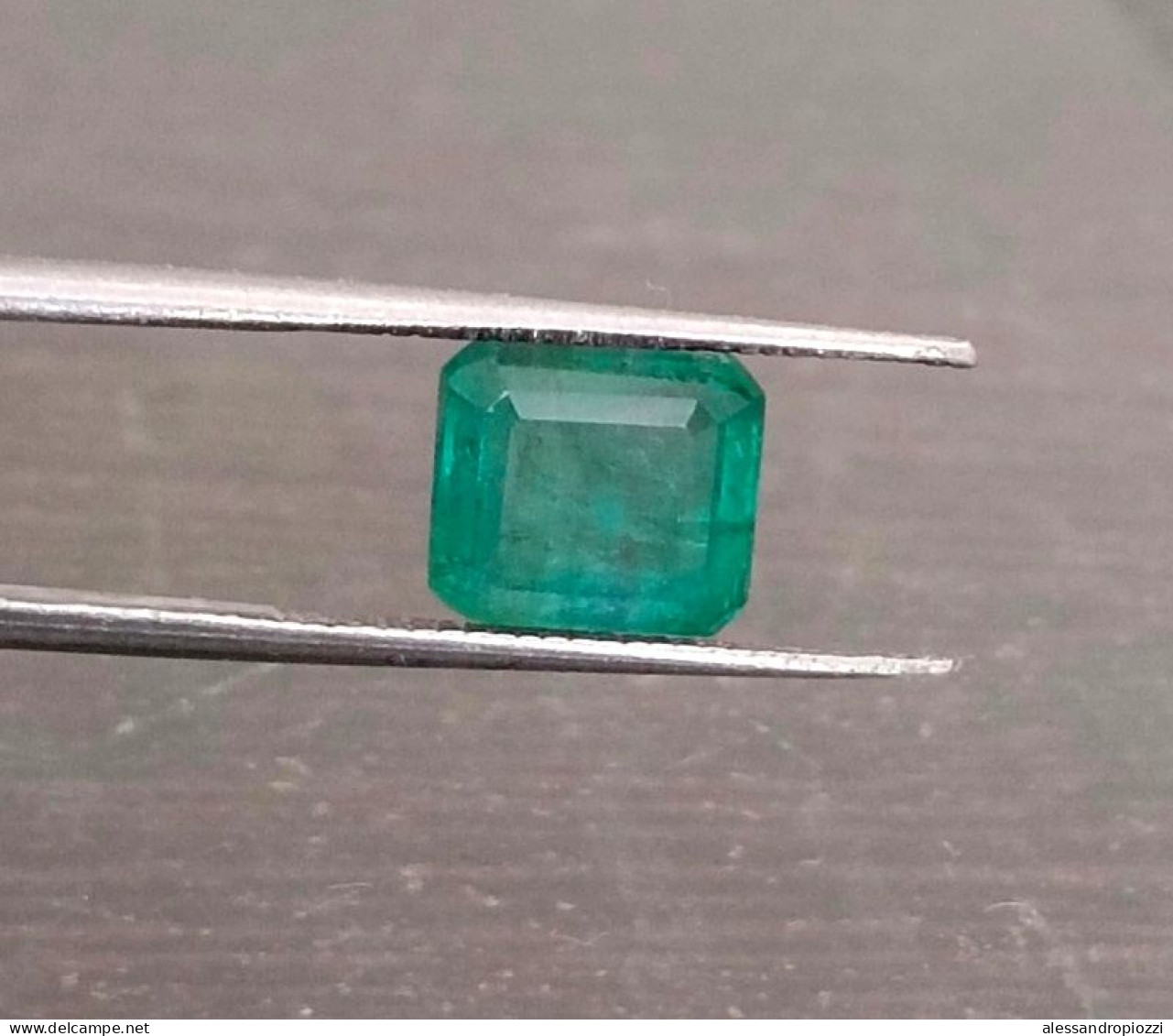 Smeraldo dello Zambia certificato IGI da 2,79 ct, pietra preziosa naturale al 100%.