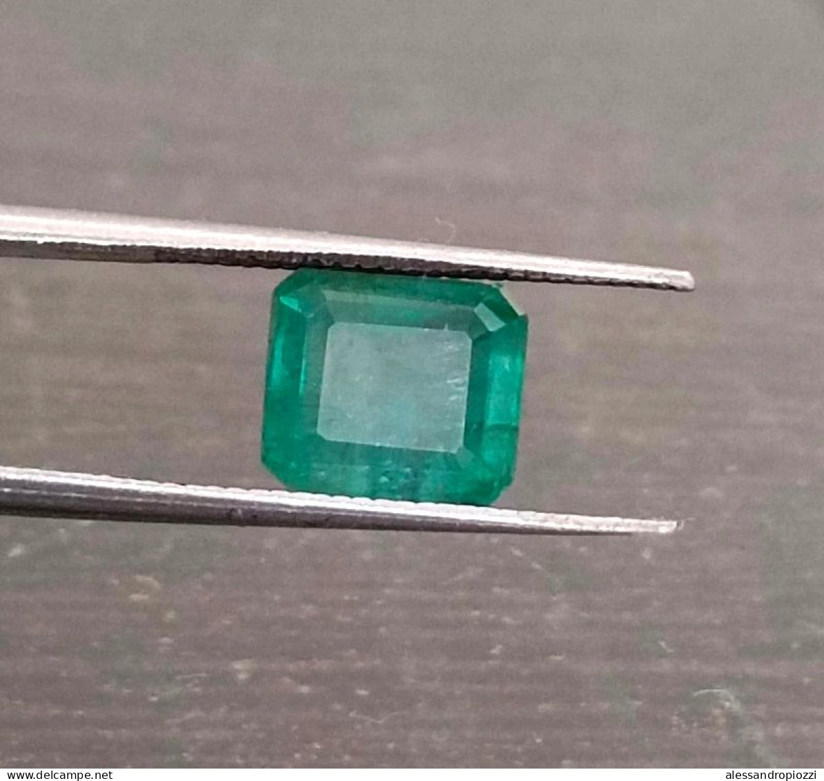 Smeraldo dello Zambia certificato IGI da 2,79 ct, pietra preziosa naturale al 100%.