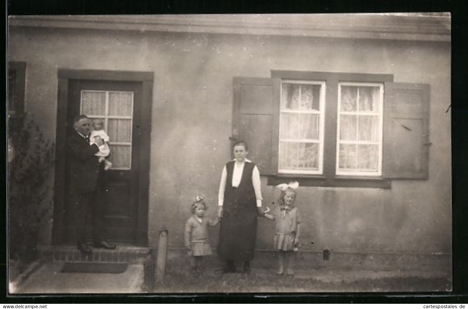 Foto-AK Berlin-Neukölln, Baracke Mariendorferweg, Familie An Der Türe  - Neukoelln