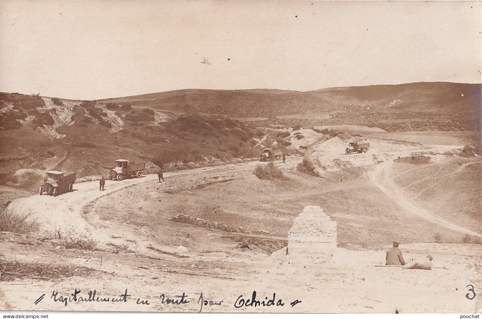 RAVITAILLEMENT EN ROUTE POUR OCKRIDA - CARTE PHOTO DE SERBIE LE 20 OCTOBRE 1918 - ANIMEE - CAMIONS - ALBANIE - 2 SCANS - Albanien