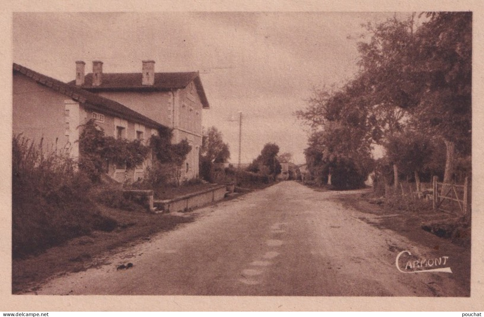 16) DEVIAT (CHARENTE) ARRIVEE PAR LA ROUTE DE CHALAIS ET GROUPE SCOLAIRE - (EDIT. MICHEL CARTIER , MONTMOREAU - 2 SCANS) - Villefagnan