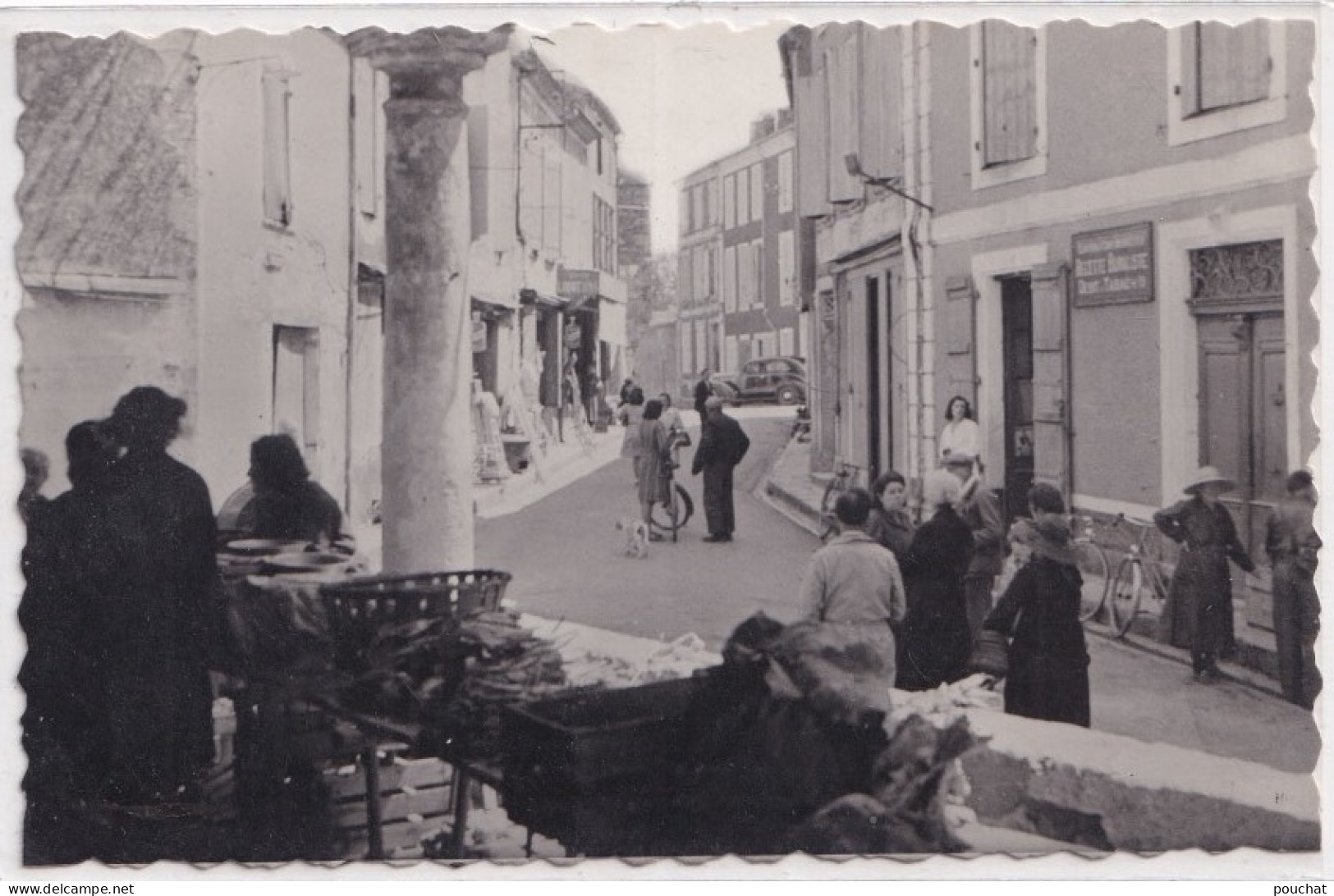 47) LAROQUE TIMBAULT (LOT ET GARONNE) RUE DE LA HALLE - ANIMEE - HABITANTS - MARCHE - ETALS - 2 SCANS  - Laroque Timbault