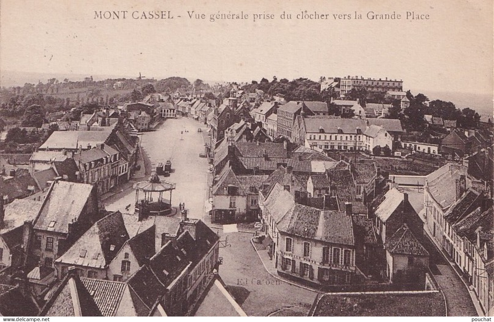 A11-59) MONT CASSEL - VUE GENERALE PRISE DU CLOCHER VERS LA GRANDE PLACE - KIOSQUE A MUSIQUE - 1925 - ( 2 SCANS ) - Cassel