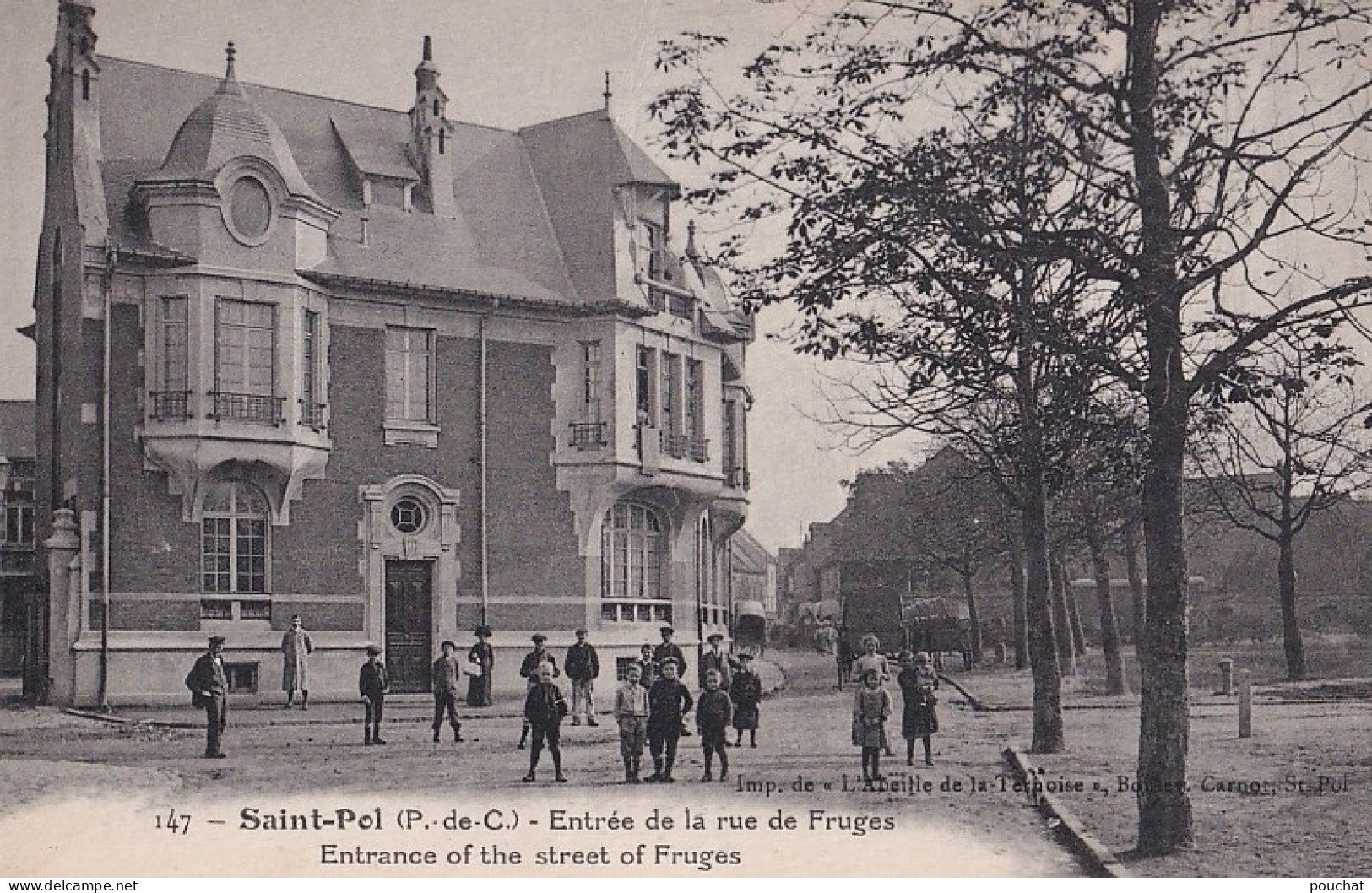 A23-62) SAINT POL  (PAS DE CALAIS) ENTREE DE LA RUE DE FRUGES - ANIMEE - HABITANTS - ECOLIERS - ( 2 SCANS ) - Saint Pol Sur Ternoise