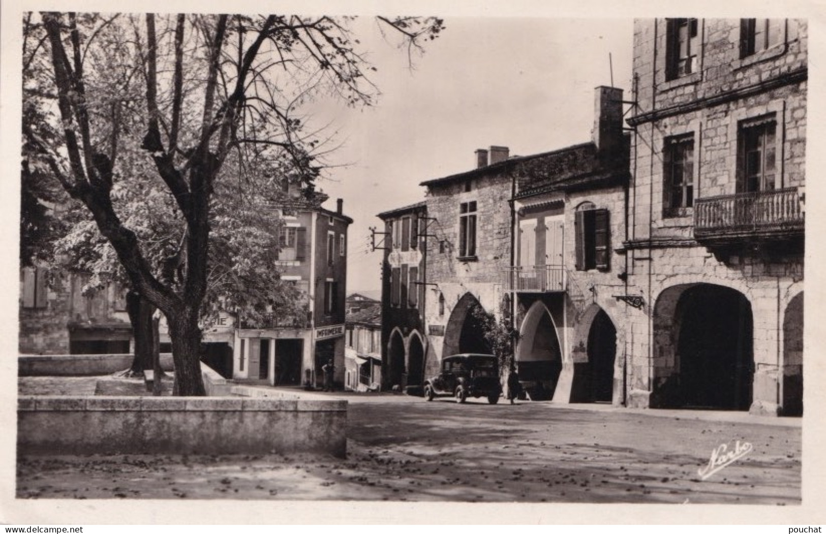 F14-47) MONFLANQUIN (LOT ET GARONNE) UN COIN DE LA PLACE - ( 2 SCANS )  - Monflanquin