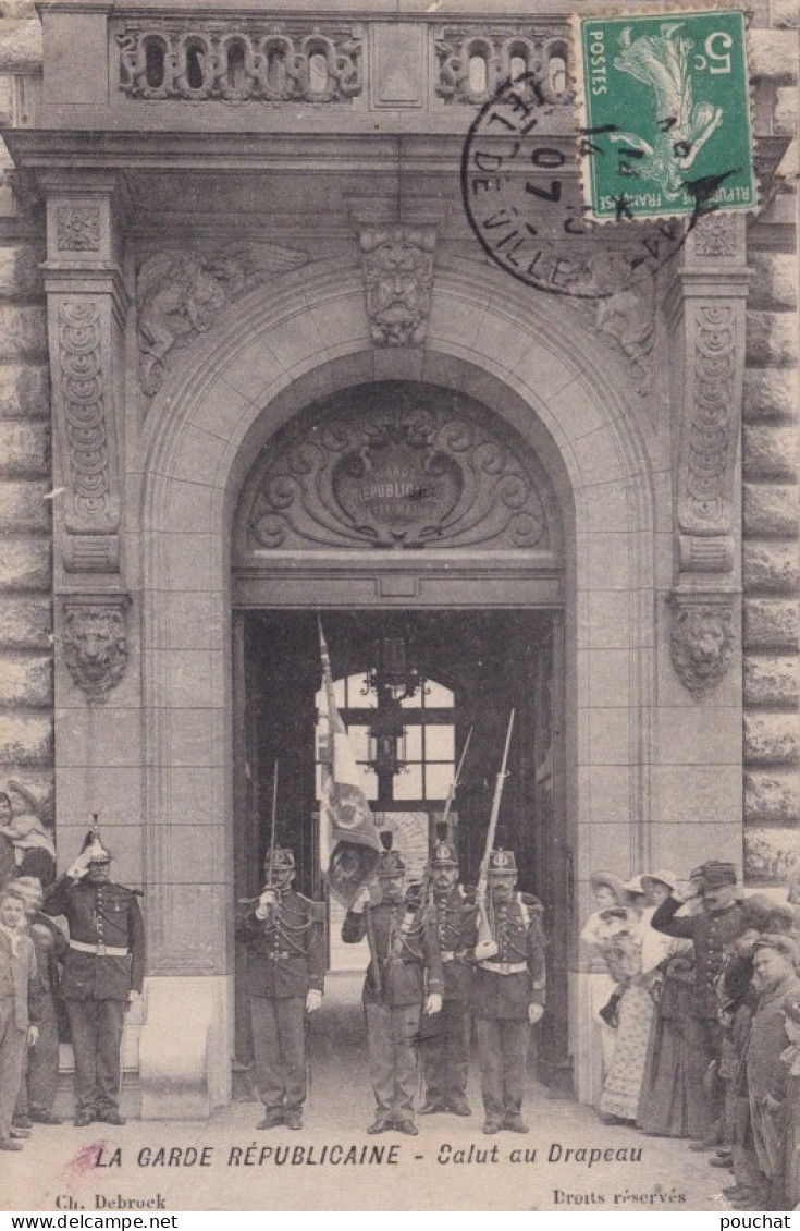 F19-75) PARIS - LA GARDE REPUBLICAINE SALUT AU DRAPEAU - EDITEUR CH. DEBROCK - 1907 - Politie-Rijkswacht