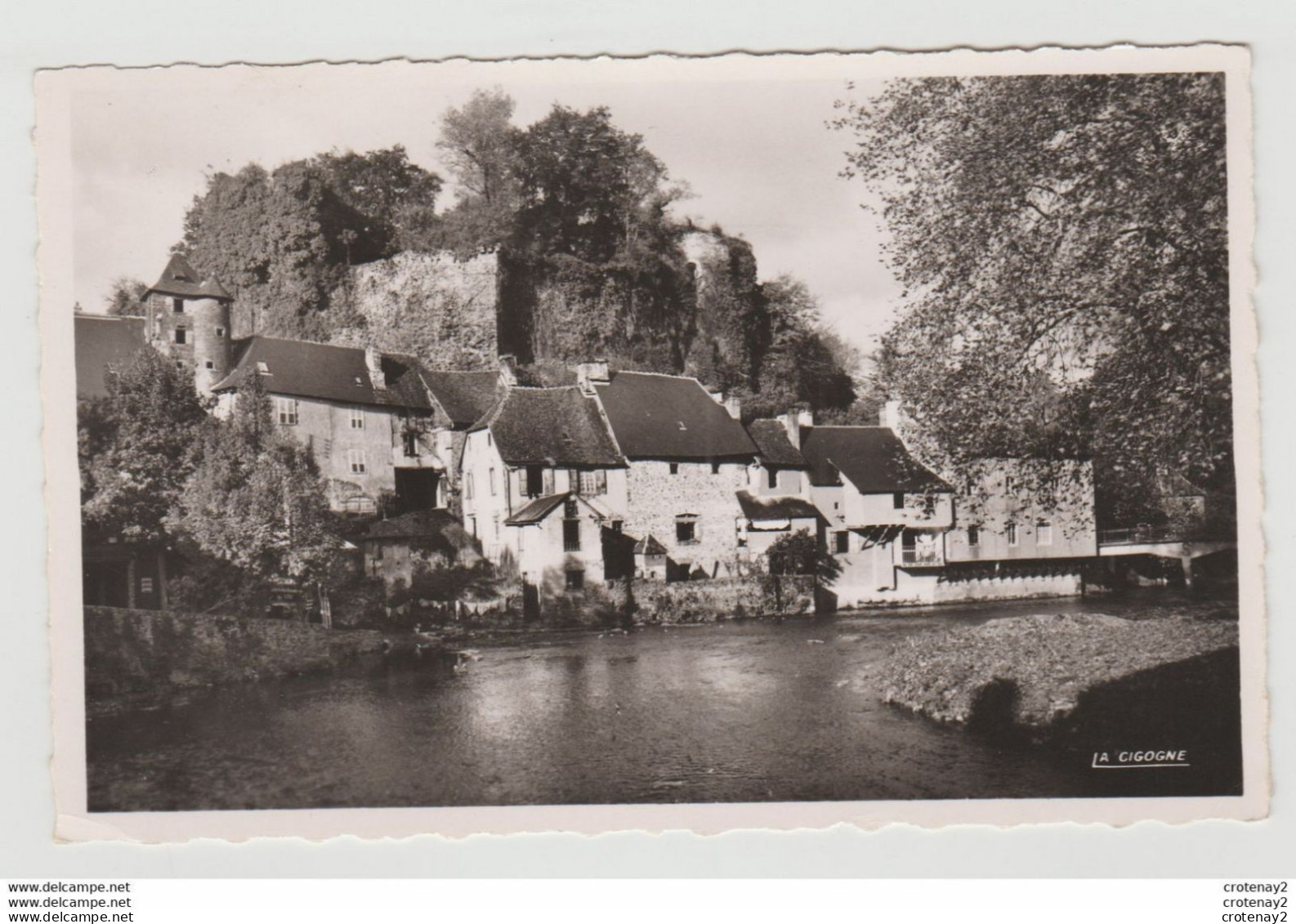 19 SEGUR LE CHÂTEAU Vers Arnac Pompadour N°254 12 Vieilles Maisons Sur L'Auvézère Le Château En 1955 VOIR DOS - Arnac Pompadour