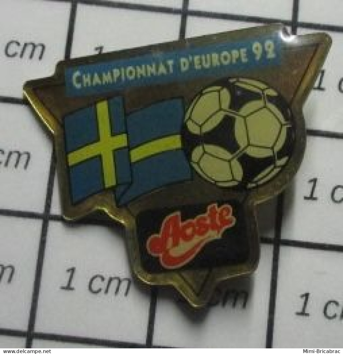 SP01 Pin's Pins / Beau Et Rare / SPORTS / FOOTBALL CHAMPIONNAT D'EUROPE 1992 SUEDE DRAPEAU Variante AOSTE - Fussball