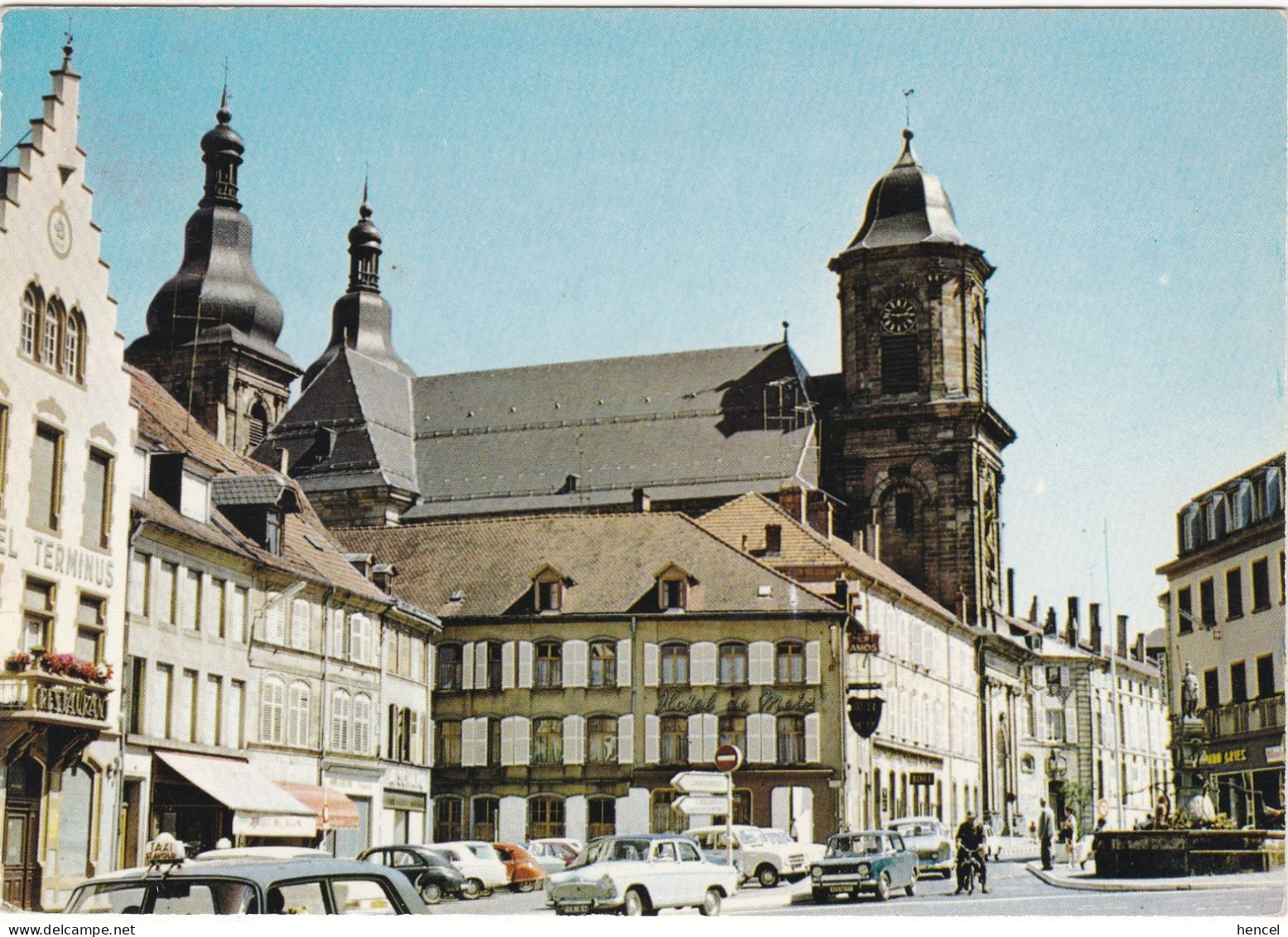 SAINT-AVOLD.  Place De La Victoire. Voitures: Simca P60 - 1000. Peugeot 203 - Saint-Avold