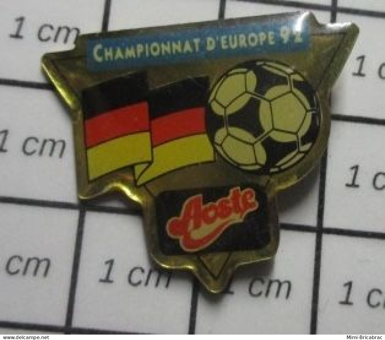 413c Pin's Pins / Beau Et Rare / SPORTS / FOOTBALL CHAMPIONNAT D'EUROPE 1992 DRAPEAU ALLEMAGNE Variante AOSTE - Voetbal