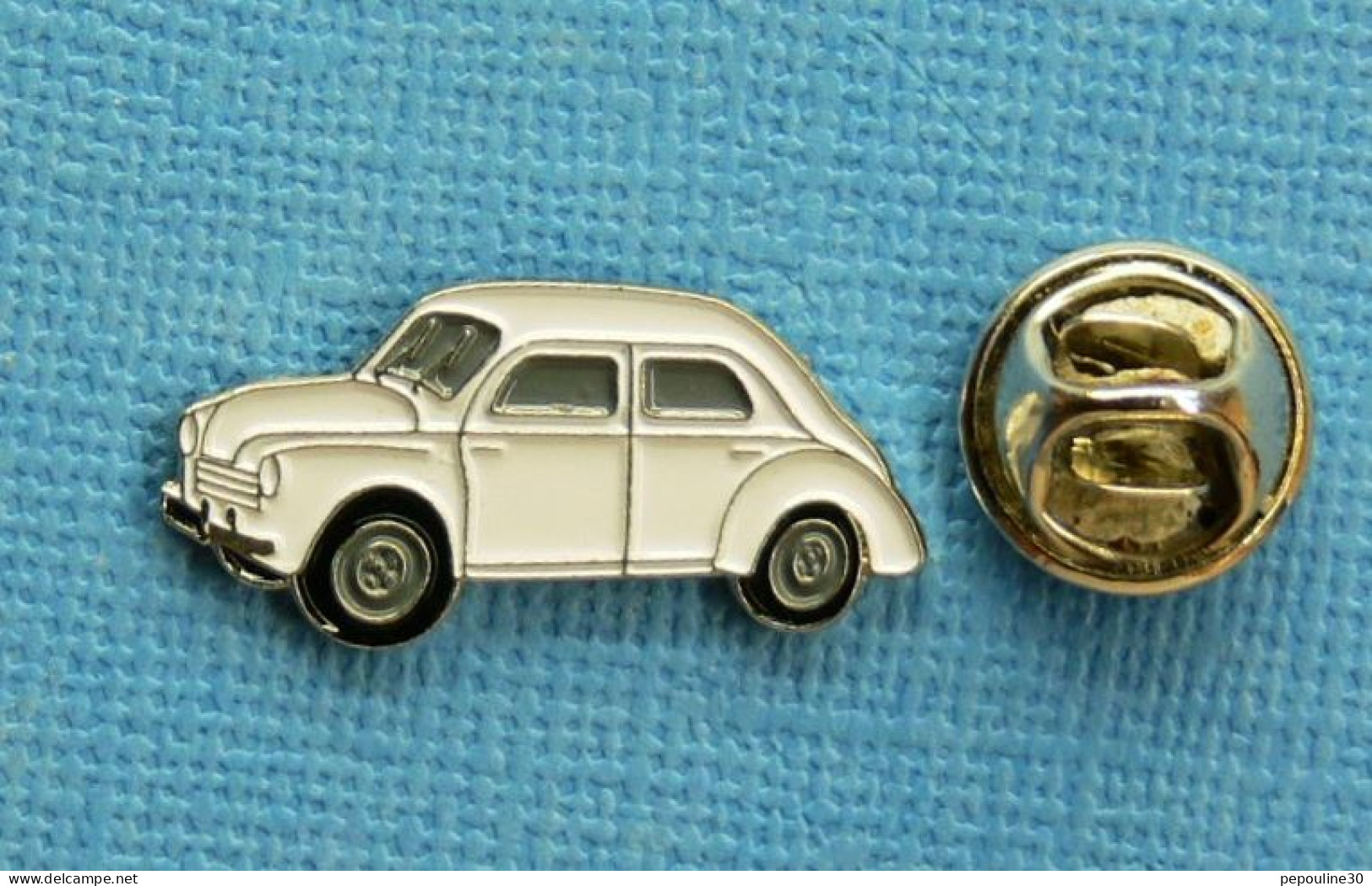 1 PIN'S /  ** RENAULT 4 CV / 4 CYLINDRES EN LIGNE & 8 SOUPAPES ** - Renault