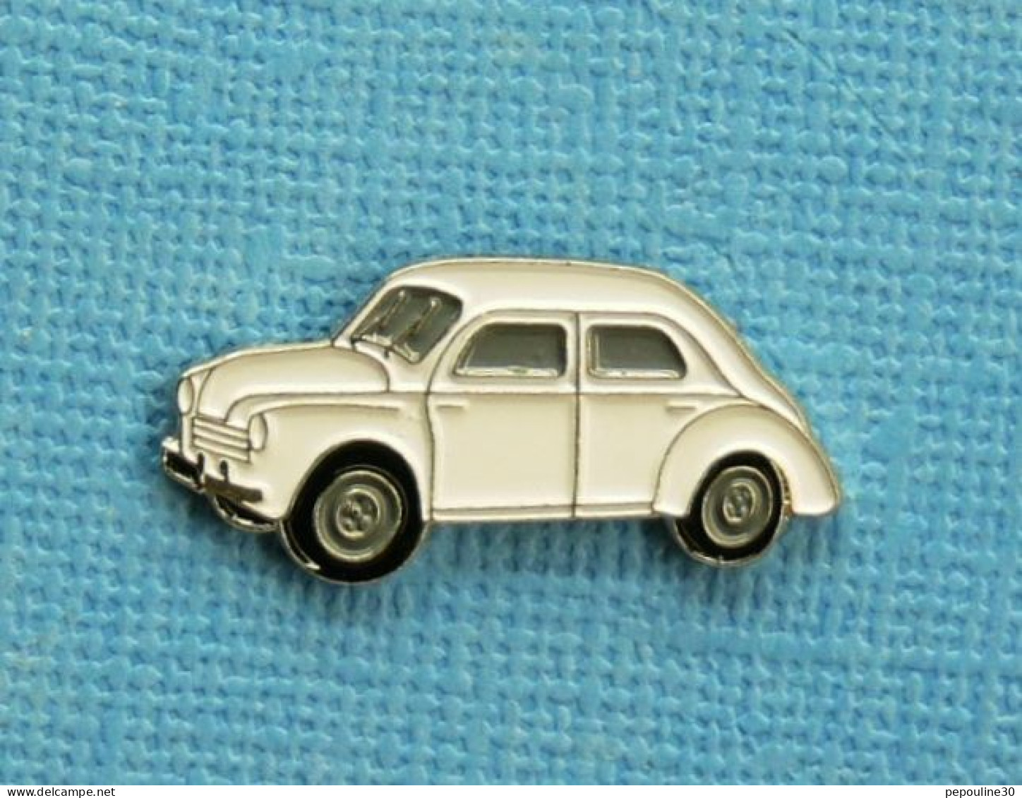 1 PIN'S /  ** RENAULT 4 CV / 4 CYLINDRES EN LIGNE & 8 SOUPAPES ** - Renault