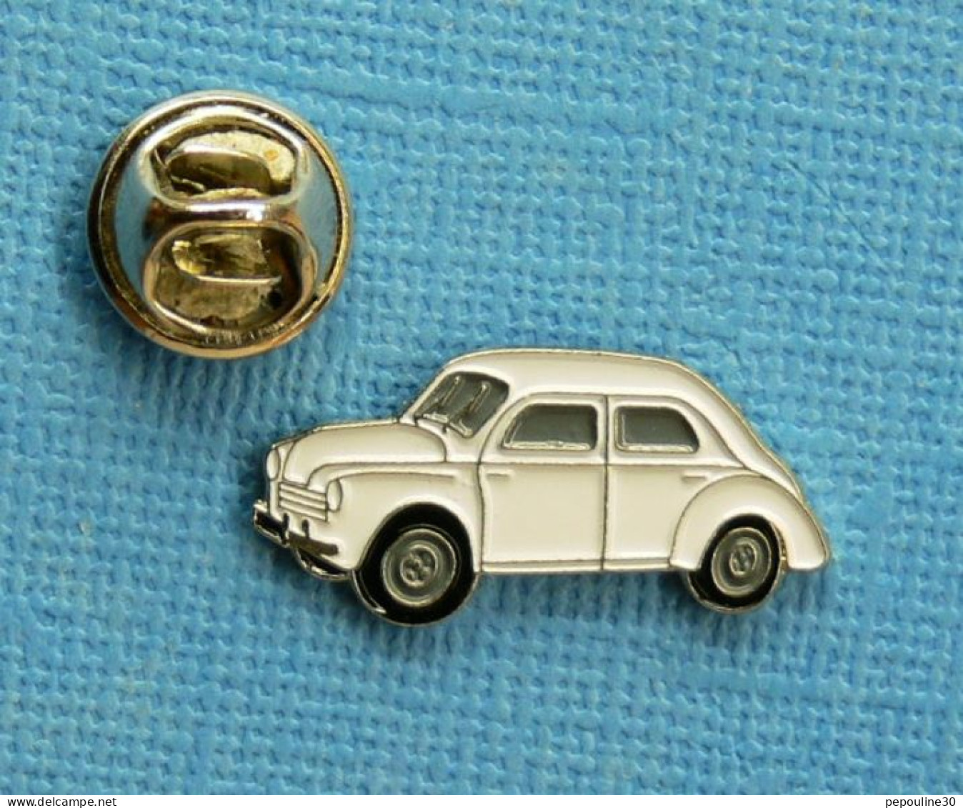 1 PIN'S /  ** RENAULT 4 CV / 4 CYLINDRES EN LIGNE & 8 SOUPAPES ** - Renault